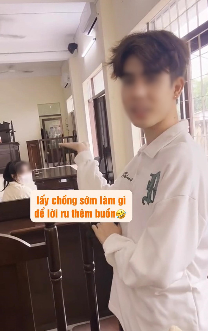 Nam thanh niên đầy hào hứng khi đưa bạn ra tòa ly hôn