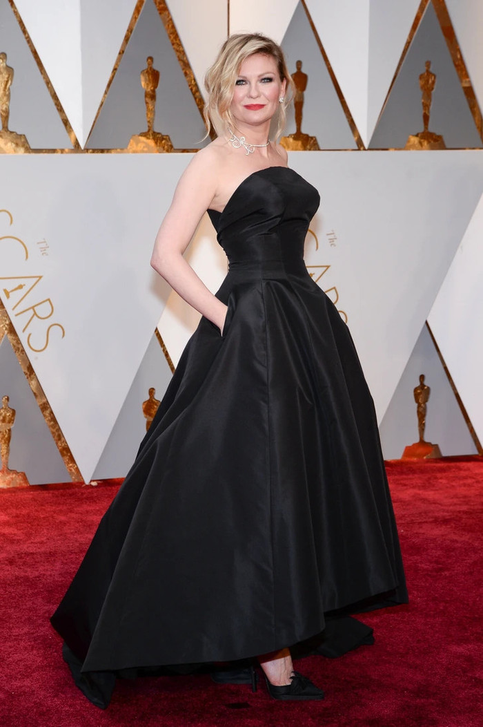 Tại lễ trao giải Oscar 2017, Kirsten Dunst đã mặc chiếc váy Christian Dior có từ năm 1952.