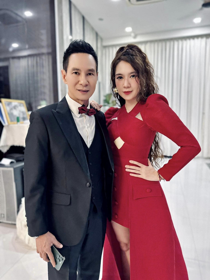 Bà xã Lý Hải chia sẻ về sự cố trong lúc dừng chờ đèn đỏ.