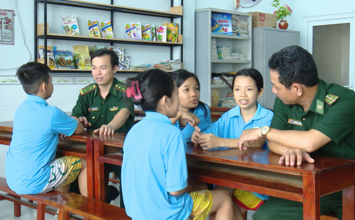 4 học sinh đều có hoàn cảnh đặc biệt khó khăn nhưng các em đã thể hiện đức tính trung thực, thật thà, không tham lam. (Ảnh: Báo Khánh Hòa).