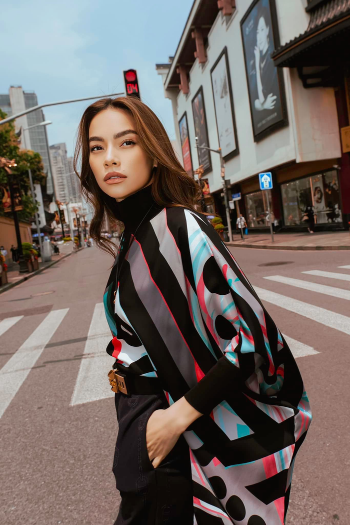 Theo cách chụp ảnh của Hồ Ngọc Hà, bà xã Kim Lý không bao giờ bị 'lố' về cách bố trí phụ kiện, hay pose dáng như một siêu mẫu. Người đẹp chỉ đơn thuần nhìn xa xăm, cho tay vào túi cũng đủ để hạ gục nhiều fashionista khác. 