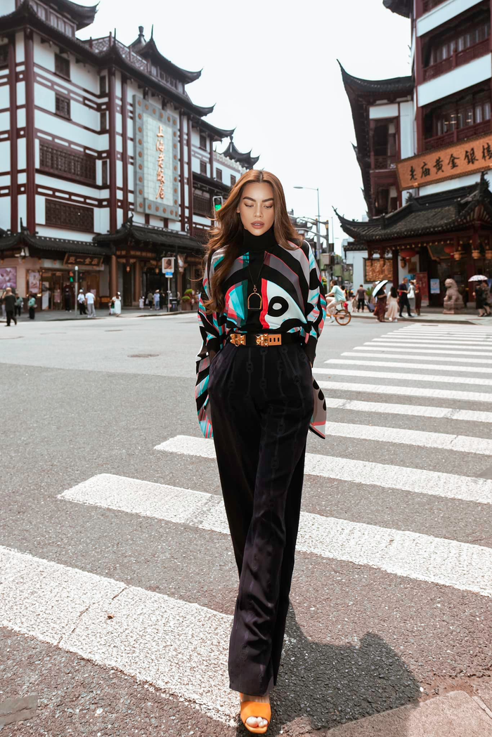 Từ cách đi đứng cho đến thần thái tạo dáng, Hồ Ngọc Hà hầu như luôn biết cách làm fan phải say mê mình trong nhiều năm qua. Thậm chí, với bộ cánh rộng thùng thình trên ảnh, nữ ca sĩ vẫn được khen hết lời, nhiều người còn khẳng định rằng: Ngoài chị ra chắc không ai mặc đẹp loại áo này. 