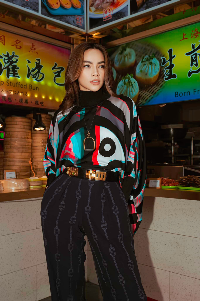 Diện mạo chất lừ của Hồ Ngọc Hà giữa không gian cổ điển của Thượng Hải. Vẫn đúng với danh xưng 'bà hoàng thời trang' của showbiz Việt, bà mẹ 3 con thả dáng ngẫu nhiên ở một quầy bán dimsum bình thường cũng toát ra mùi 'chanh sả'. 