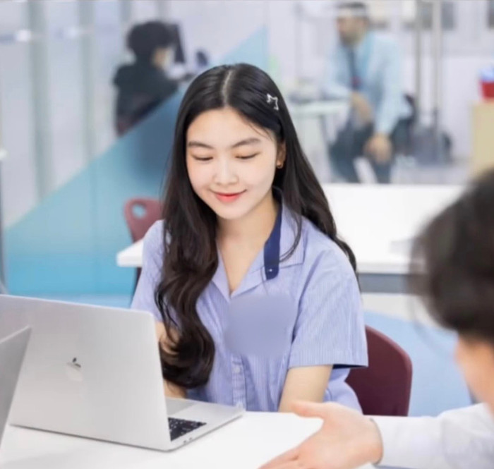 &nbsp;Lem được cư dân mạng khen ngợi là 'nữ thần đồng phục' bởi vẻ ngoài xinh đẹp, trong veo.&nbsp;