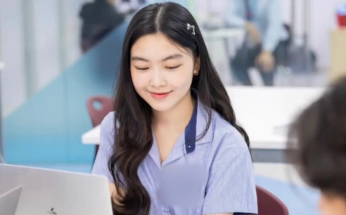 Con gái Quyền Linh gây thương nhớ trong trang phục giản dị, được mệnh danh 'nữ thần đồng phục' Ảnh 2