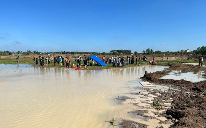 Vợ khóc ngất cạnh thi thể chồng và 2 con sau buổi bắt ốc định mệnh Ảnh 2