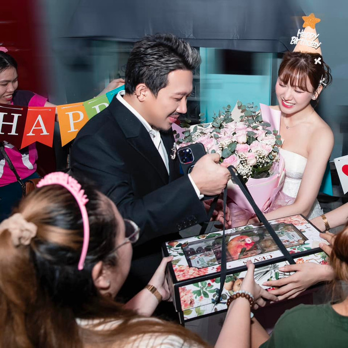 Trước đó Trấn Thành và một số người thân thiết đã tổ chức sinh nhật cho Hari Won. Loạt ảnh cặp đôi hạnh phúc thu hút sự quan tâm của cư dân mạng.