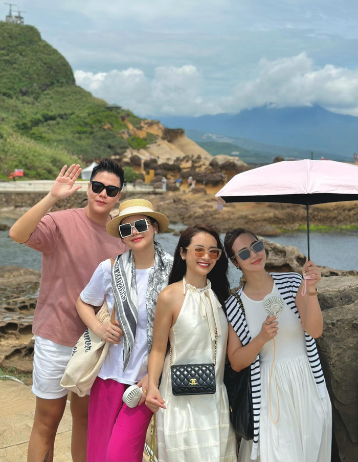 Phanh Lee xả kho loạt khoảnh khắc du lịch cùng hội bạn thân. 