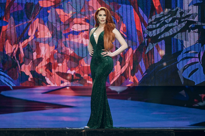 Đại diện USA sở hữu vẻ ngoài đầy đặn cùng với 'siêu vòng 3', tuy nhiên, gương mặt và biểu cảm của chân dài này lại có phần hốc hác, kém tự nhiên hơn so với cách thí sinh khác. 