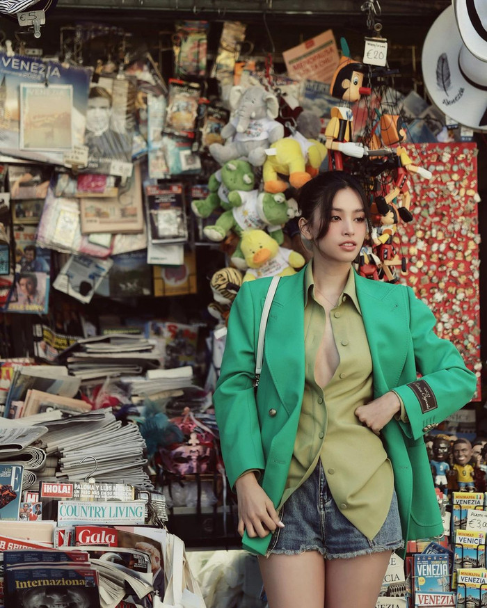 Hậu ồn ào diện đồ táo bạo, Hoa hậu Tiểu Vy tiếp tục khoe 'cặp tuyết lê' với sơ mi bung cúc tại trời Âu Ảnh 3