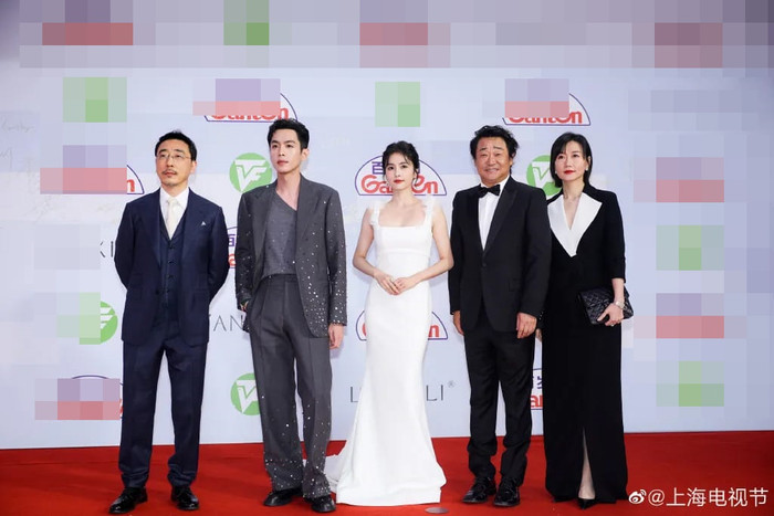 Bạch Lộc hóa 'công chúa tuyết' trên thảm đỏ Bạch Ngọc Lan, liệu có lấn át Triệu Lệ Dĩnh? Ảnh 6