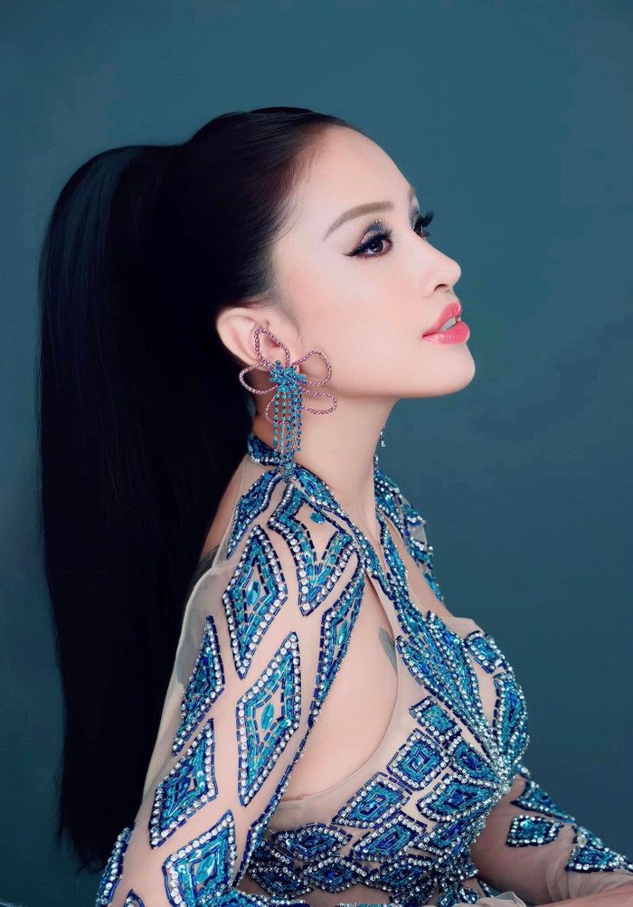 Vân Hugo xả kho bộ ảnh với visual cực chất.