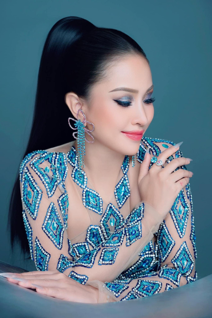 Vân Hugo khoác lên mình out fit cắt xẻ hiện đại, màu xanh nước biển tràn trề năng lượng.