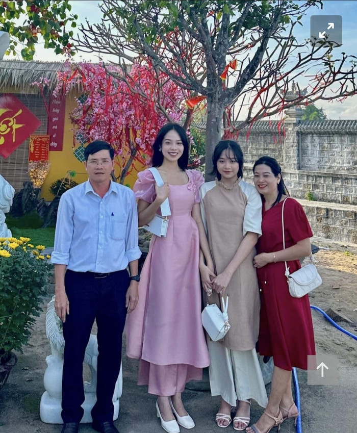 Nhiều người cho rằng hoa hậu Thanh Thủy và em gái đã được thừa hưởng nét đẹp từ bố lẫn mẹ