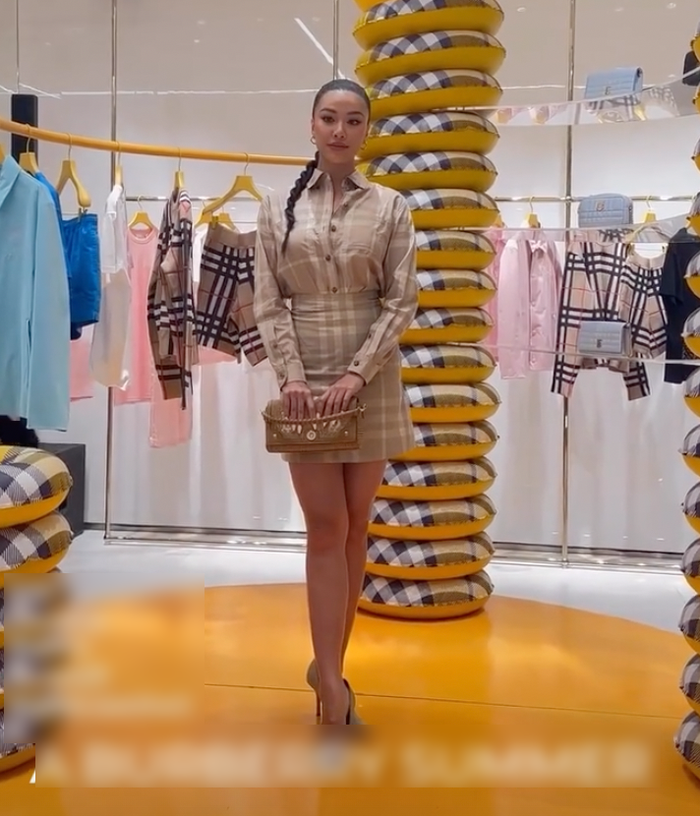 Người được cho là có phong cách tệ nhất trong sự kiện này là Á hậu Kim Duyên. Xét về tổng thể, mỹ nhân Cần Thơ có bước đi sai lầm khi quyết định sơ-vin áo trong váy khiến cho vòng 2 trở nên kém thon gọn. Bên cạnh đó, bộ cánh này có tông màu nhạt nhoà, kém ấn tượng. Chưa kể, Kim Duyên còn phối cùng một đôi giày cao gót 'lỗi thời' mà tủ đồ ai cũng có. 