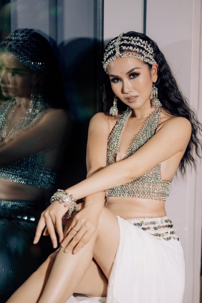 Võ Hạ Trâm xuất hiện lộng lẫy và quý phái trong bộ trang phục ánh kim nổi bật, kết hợp cùng những phụ kiện cầu kì.