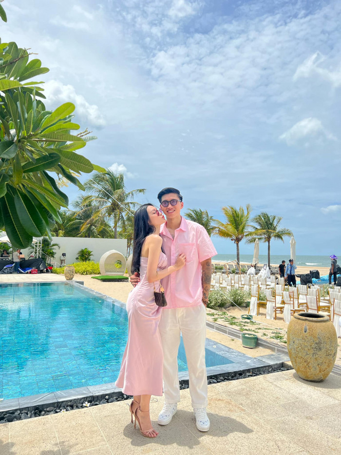 Đoàn Văn Hậu và Doãn Hải My thoải mái xuất hiện trước giới truyền thông, có những hành động ngọt ngào dành cho nhau. 