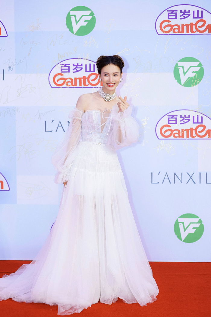 “Đánh bay” dáng vẻ yêu kiều, đài cát trong bộ ảnh mà studio chia sẻ trước đó, hình ảnh nữ diễn viên giờ đây gần như được thay lấp bởi sự năng động không đáng có.