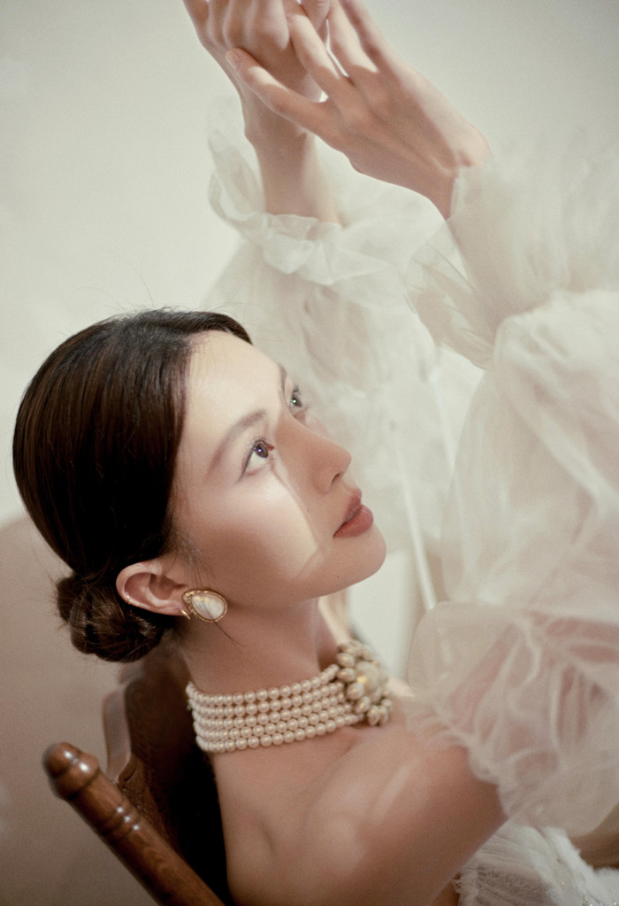 Bên cạnh đó, tổng thể tạo hình “đắt giá” hơn cả khi được “trang hoàng” chỉn chu bộ trang sức ngọc trai bản to, đầy sang trọng.  