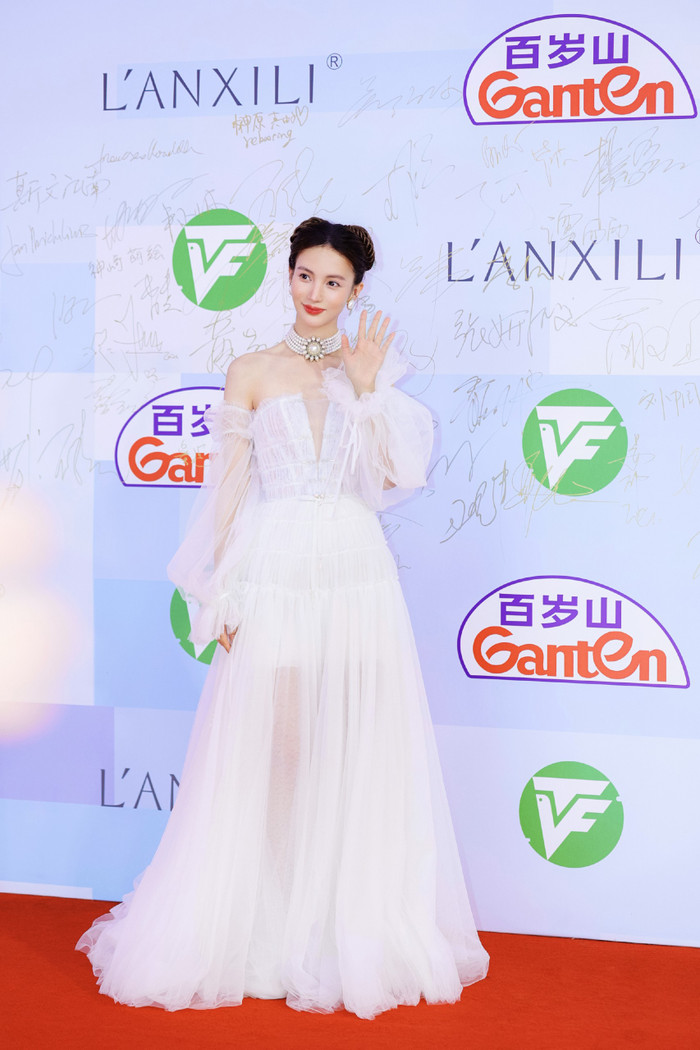 Bên dưới phần bình luận, nhiều ý kiến cho rằng phần làm tóc lần này không phù hợp với tổng thể concept tạo hình. Thậm chí, dân tình còn so sánh sự khác biệt giữa mẫu tóc Kim Thần và hình ảnh búi tóc Na Tra trong truyện thần thoại.  