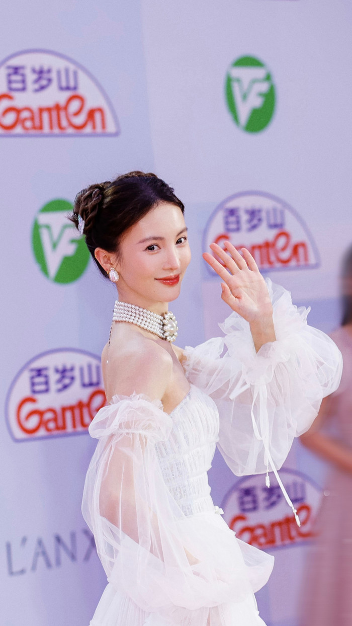 Ở những bức ảnh chụp cận, cô nàng “đốn tim” fan hâm mộ với visual ngọt ngào. Đường nét thanh tú trên gương mặt nàng thơ hiện lên nổi bật nhờ phong cách makeup trong trẻo với điểm nhấn đỏ rực được điểm tô nơi bờ môi. 