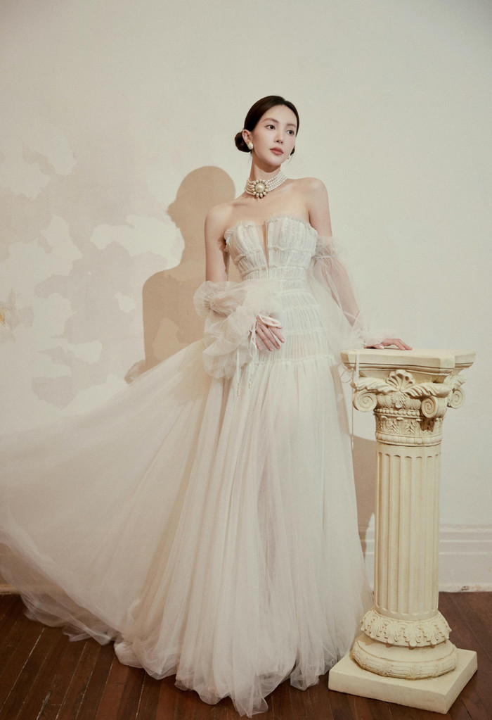 Thêm vào đó, nữ thần tượng còn khiến dân tình trầm trồ khi thả dáng đầy tự tin, khoe trọn vòng eo “con kiến”, đáng ngưỡng mộ được tô điểm bởi kiểu cách “thắt eo” với dây nơ mảnh cùng màu. 