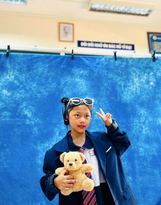 Bé Gigi, năm nay đã 7 tuổi. Nhóc tỳ sở hữu làn da bánh mật, đôi mắt to tròn, vẻ ngoài xinh xắn và đáng yêu 