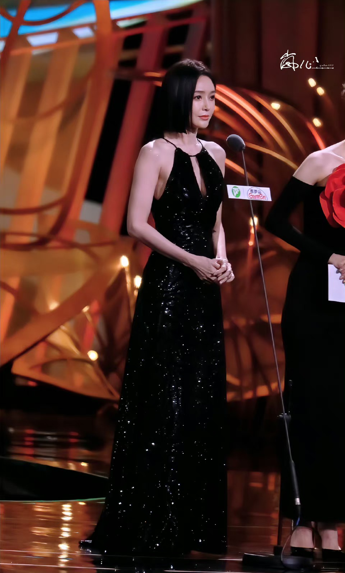 Bên cạnh lời khen về hình thể, Tần Lam còn làm cho Cnet phải điên đảo với nhan sắc ở tuổi 44. Nhiều người phải để lại bình luận 'xin vía' da đẹp giống cô khi về tuổi xế chiều. Để có được diện mạo như hiện tại, nữ diễn viên khắt khe trong quá trình dưỡng da với nhiều bước chăm sóc như: Tẩy trang, cung cấp dưỡng ẩm - dưỡng chất chống lão hoá - massage mặt mỗi ngày.  