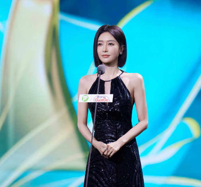 Sau khi rời thảm đỏ, Tần Lam thay tiếp trang phục thứ hai đề cao tính trang nhã. Thiết kế cổ yếm giúp người đẹp khoe trọn bờ vai mắc áo cùng cánh tay thon gọn. 