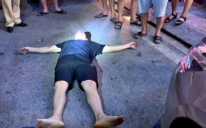 Tài xế taxi 'dù' nằm ăn vạ giữa đường khi bị kiểm tra, phản ứng gây ngỡ ngàng khi xe cứu thương đến Ảnh 2