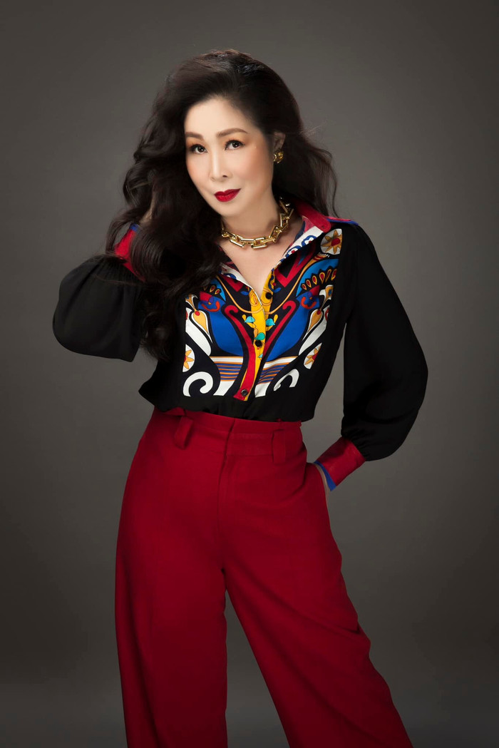 NSND Hồng Vân cũng tươi tắn, rạng rỡ hơn sau khi giảm 14 kg. (Ảnh tổng hợp)