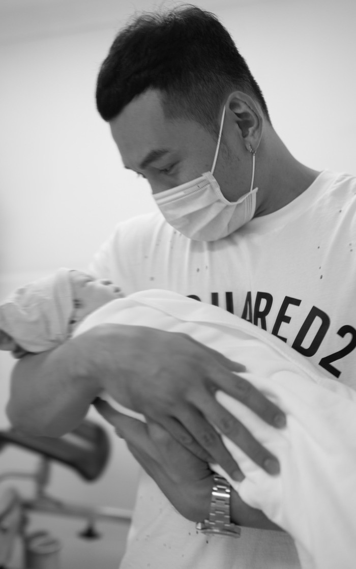 Lý Bình ôm con trai vừa chào đời (Ảnh: NVCC)