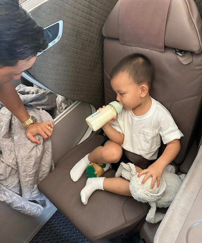 Leon có phần mè nheo, hay e sợ hơn chị Lisa 