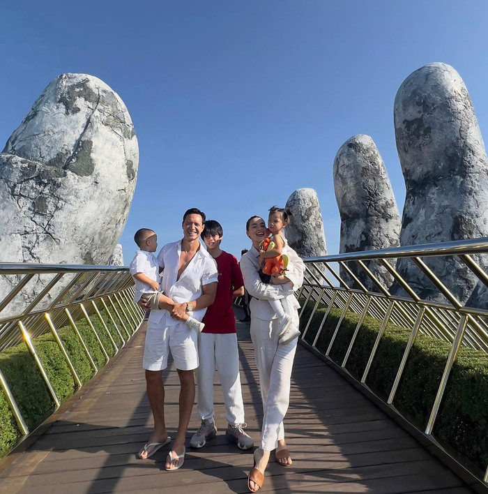 Hồ Ngọc Hà và Kim Lý thường xuyên cho các con đi du lịch, đến sự kiện để làm quen với mọi thứ xung quanh 