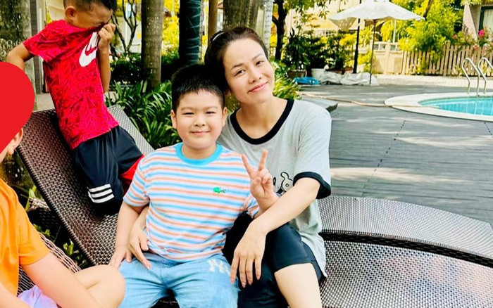 Nhật Kim Anh hạnh phúc đón con trai nghỉ hè ở Sài Gòn, khéo khoe vóc dáng cao lớn của quý tử Ảnh 2