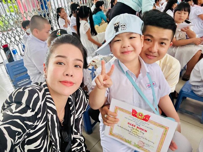 Trong dịp đặc biệt của con trai, Nhật Kim Anh sẵn sàng xuất hiện cùng với chồng cũ và vui vẻ chụp hình để lưu lại những khoảnh khắc đáng nhớ bên cạnh quý tử