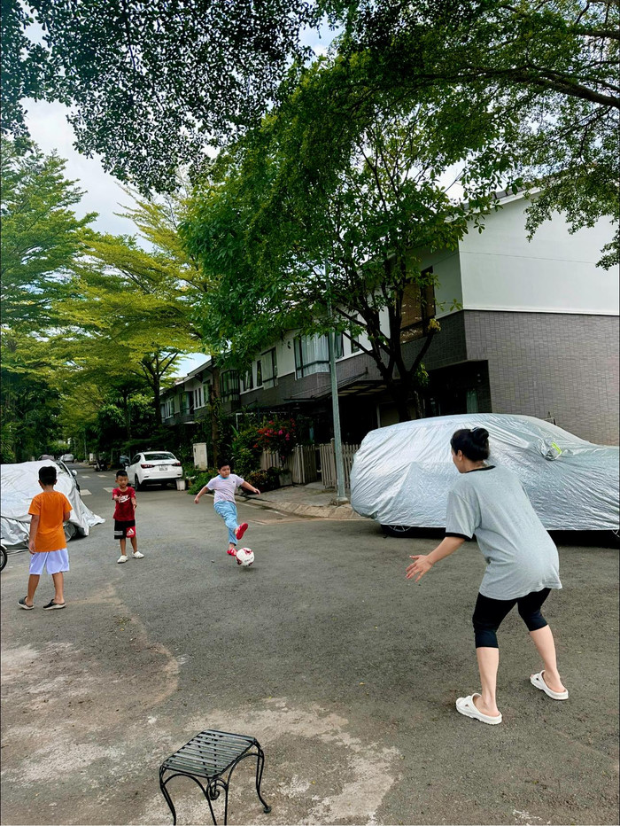 Nhật Kim Anh chơi đùa cùng con trong khoảng thời gian nghỉ ngơi hiếm hoi