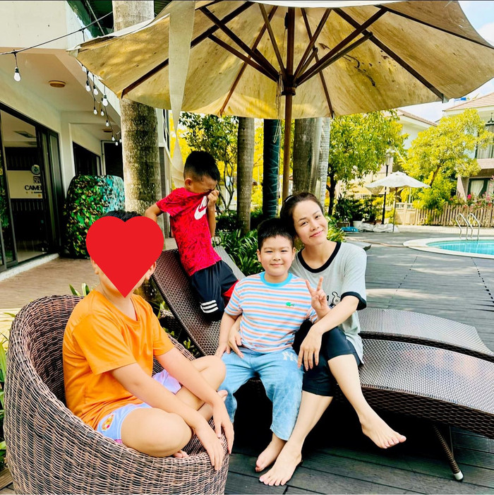 Nhật Kim Anh thể hiện tâm trạng hạnh phúc, vui vẻ tạo dáng cùng con trai