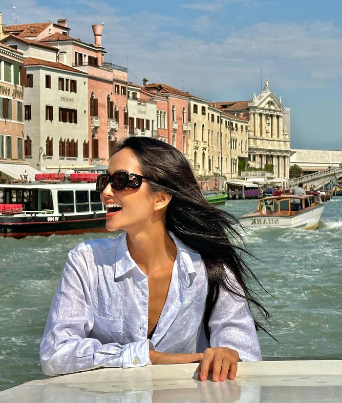 Trong những năm vừa qua, H'Hen Niê luôn tất bật với lịch trình công việc dày đặc. Chỉ trong một thời gian ngắn, nàng hậu có thể xuất hiện ở nhiều địa điểm khác nhau