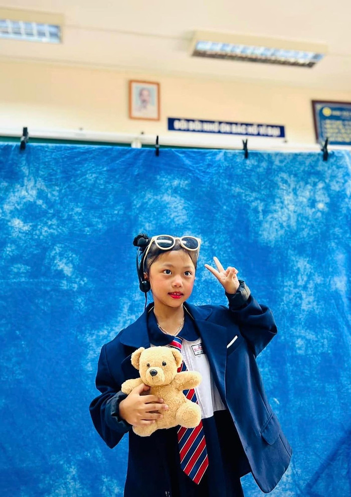 Con gái nuôi của H'Hen Niê được dự đoán sau khi trưởng thành sẽ sở hữu nét đẹp không hề thua kém mẹ 