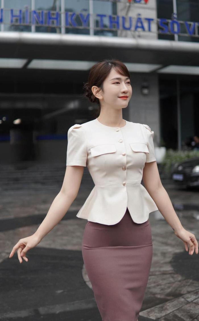 Bên cạnh công việc là một nhà sáng tạo nội dung, Lê Bổng còn đảm nhận vị trí MC cho một đài truyền hình