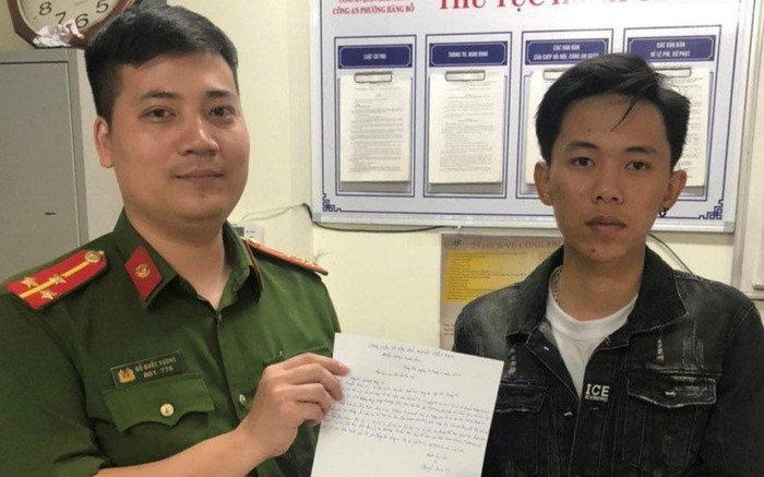 Thanh niên để quên điện thoại đắt tiền iPhone 14 trên taxi và cái kết ấm lòng Ảnh 2