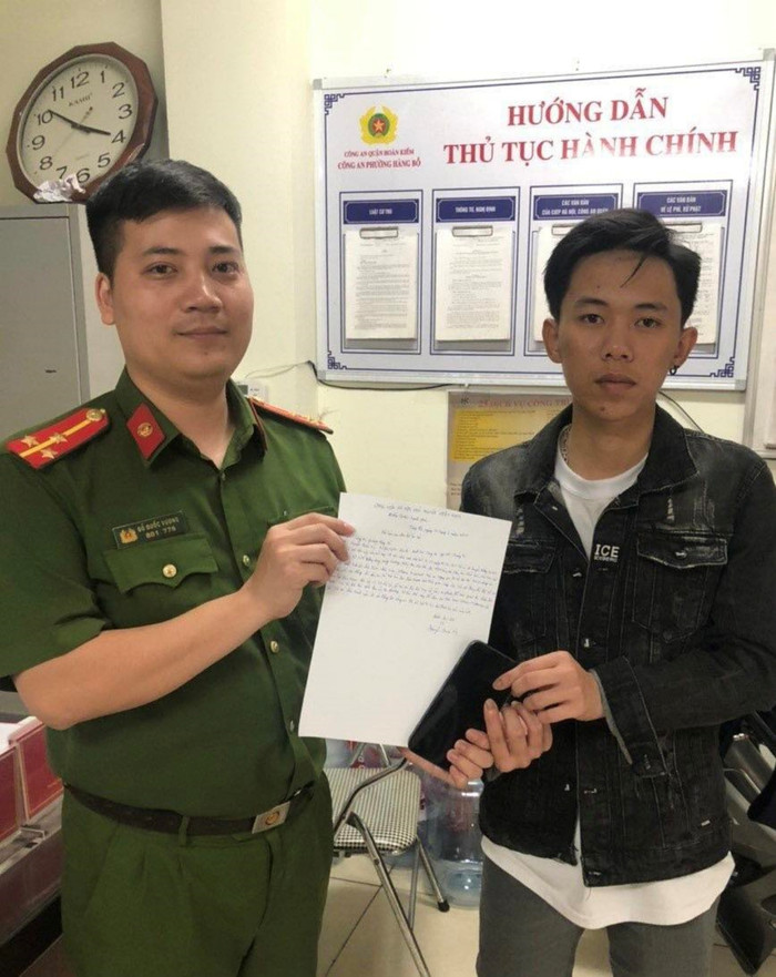 Công an bàn giao lại tài sản là chiếc điện thoại đắt tiền mà anh Kỳ để quên trên xe taxi. (Ảnh: CAHN).
