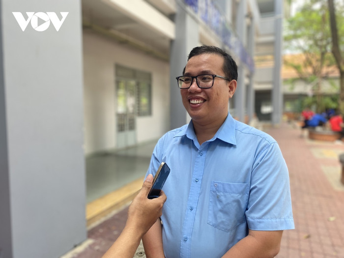 Thầy Nguyễn Quang Phú, giáo viên chủ nhiệm lớp 12A1 nhận xét bà Ngô Thị Kim Chi là người rất ham học, nghị lực và quyết tâm rất cao.