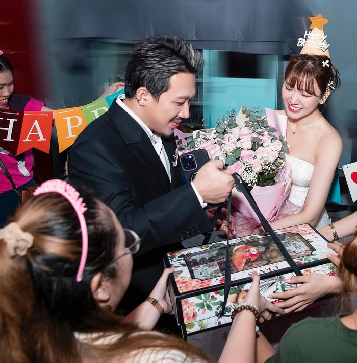 Trấn Thành công khai bày tỏ tình cảm, khẳng định chỉ có mỗi Hari Won 