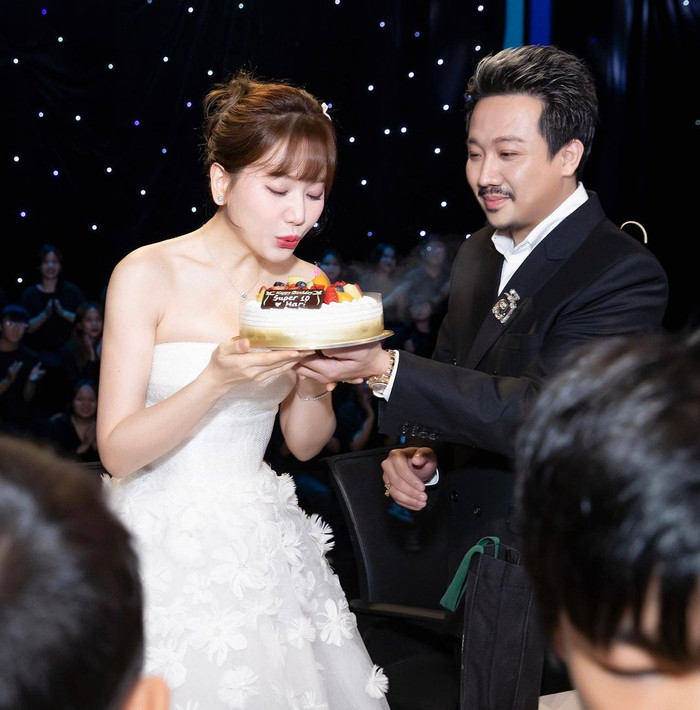 Ngày 22/6 vừa qua, Trấn Thành cũng tổ chức sinh nhật bất ngờ cho Hari Won 