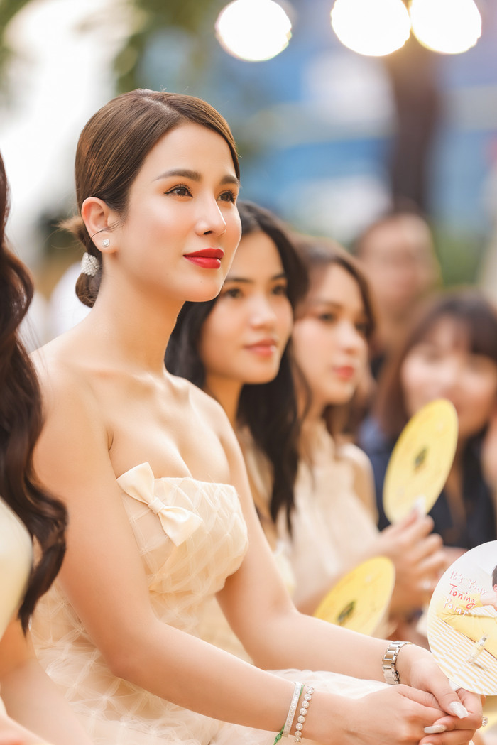 Để nói về một trong những người đẹp sở hữu làn da căng bóng - mịn màng nhất không thể bỏ qua các tên Diệp Lâm Anh. Cô nàng là người cực kỳ khắc khe trong quy trình skincare của mình bao gồm thực hiện đủ các bước như tẩy da chết, đắp mặt nạ, cung cấp dưỡng ẩm và các chất chống lão hoá để có được vẻ ngoài 'hack tuổi' như hiện tại. 