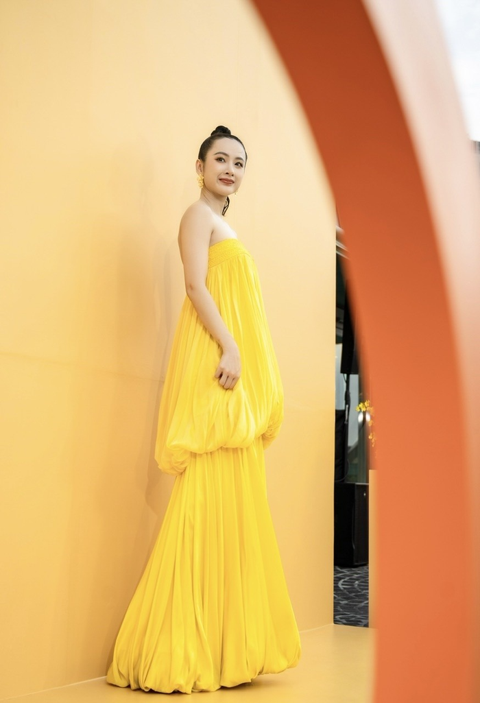 Angela Phương Trinh diện đầm phồng hai tầng cùng mái tóc đuôi gà cách điệu thu hút trọn ống kính. Hiện tại, người đẹp đã gần chạm tuổi 30 nhưng nữ diễn viên Mùi Ngò Gai vẫn giữ được sức hút đối với làng giải trí Việt nhờ vẻ đẹp khoẻ khoắn đầy quyến rũ. 