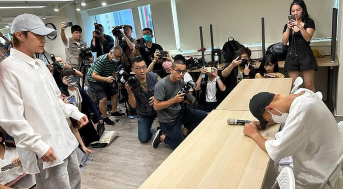 Viêm Á Luân xuất hiện tại họp báo, công khai xin lỗi Khưu Diệu Nhạc. (Ảnh tổng hợp)