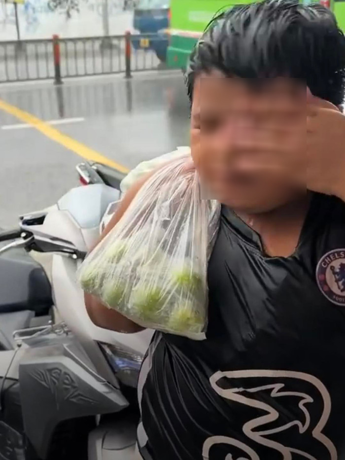 Xúc động cậu bé bán táo dưới mưa tầm tã: 'Con không xin tiền, con chỉ muốn bán hết về sớm' Ảnh 2